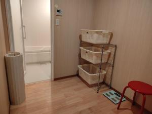 um pequeno quarto com cestos numa prateleira num quarto em Morita-ya Japanese style inn KingyoーVacation STAY 62437 em Tamana