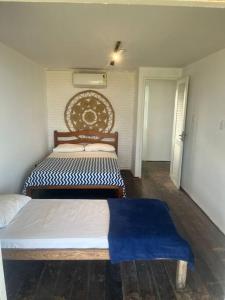 1 dormitorio con 2 camas y alfombra azul en Casa Beira Mar Barra Sirinhaem, en Sirinhaém