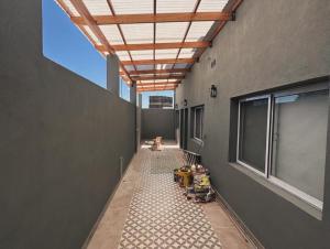 un corridoio di un edificio con una persona seduta sul pavimento di Departamento tipo loft! a Villa Zorraquín