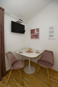 TV a/nebo společenská místnost v ubytování Apartments by the sea Hvar - 10430