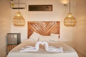 2 Schwäne Handtücher auf einem Bett in einem Zimmer in der Unterkunft Mangata Beach in Cartagena de Indias