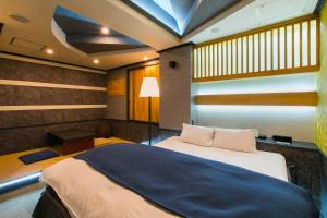 een slaapkamer met 2 bedden in een kamer bij Hotel Ritmo & Gessy ラブホテル in Fukuoka