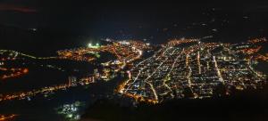 une vue aérienne de nuit sur une ville dans l'établissement EL GRAN MIRADOR, à San Gil