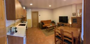 cocina y sala de estar con mesa en Apartamento Pineta en Bielsa