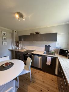 uma cozinha com uma mesa branca e uma mesa branca e uma mesa em Reykjavik Urban Escape 2-Bedroom Haven with Private Entrance em Reykjavík