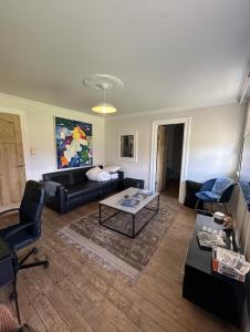salon z kanapą i stołem w obiekcie Reykjavik Urban Escape 2-Bedroom Haven with Private Entrance w Reykjavík