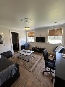 uma sala de estar com um sofá e uma mesa em Reykjavik Urban Escape 2-Bedroom Haven with Private Entrance em Reykjavík