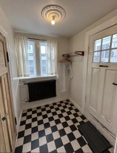 um quarto com um piso xadrez preto e branco em Reykjavik Urban Escape 2-Bedroom Haven with Private Entrance em Reykjavík