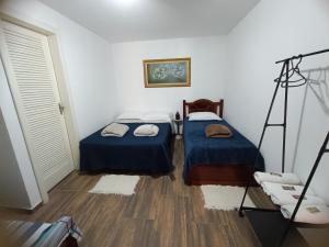 a bedroom with two beds and a ladder at Pousada Vale dos Ventos in Guapimirim