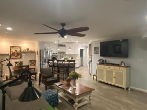 ein Wohnzimmer mit einem Deckenventilator und eine Küche in der Unterkunft Windsor Room in Phoenix
