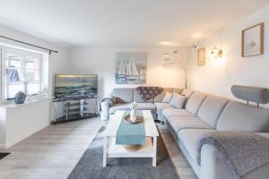 a living room with a couch and a table at Kommodig veer in Husum