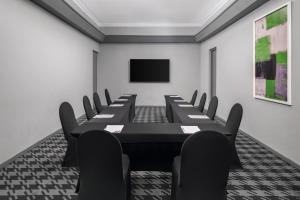 Holiday Inn Johannesburg OR Tambo Airport Hotel by IHG商务区和/或会议室