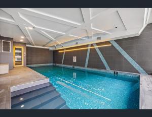 uma grande piscina num edifício com em Free Parking-Luxurious & Spacious Skyline view Apt em Melbourne