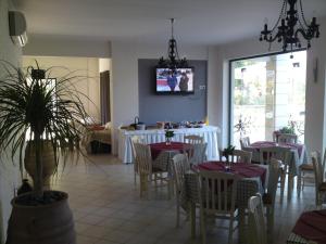 A television and/or entertainment centre at Amalia Hotel