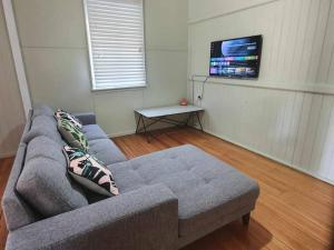 TV a/nebo společenská místnost v ubytování Cute Cottage