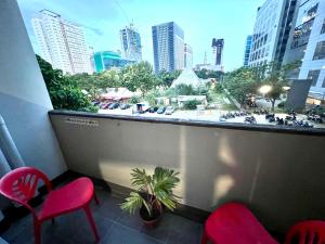 uma varanda com cadeiras e uma janela com vista para a cidade em Pet-friendly by Isla Stays em Cebu