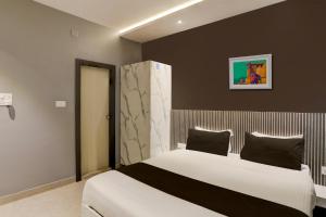 Кровать или кровати в номере OYO The Opulent Hotels And Resorts