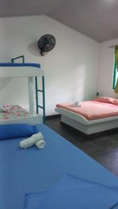 - une chambre avec 2 lits et des lits superposés dans l'établissement Casa campestre Villa sofia, à Utica