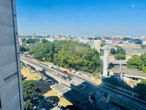 una vista de un puente con un tren en él en Flat de Luxo Aeroporto Congonhas - Hotel eSuites en São Paulo