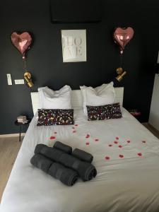 Un pat sau paturi într-o cameră la Suite romantique avec Spa et filet suspendu
