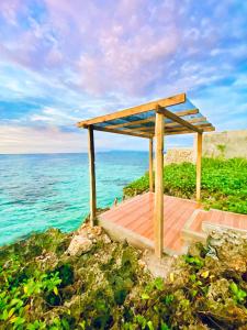 a wooden shelter on the side of the ocean at Tiny House's Seafront Room in Camotes Island in Esperanza