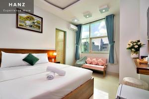 Habitación de hotel con cama y silla en HANZ Vivianne Hotel en Ho Chi Minh