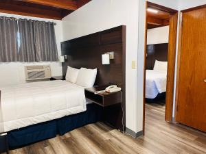 Pokój hotelowy z łóżkiem i telefonem w obiekcie Anchor Inn Motel by Loyalty w mieście Blaine
