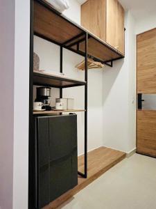 a kitchen with a black shelving unit in a room at Comodo aparta suite de playa in Santa Marta
