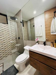a bathroom with a toilet and a sink and a shower at Comodo aparta suite de playa in Santa Marta