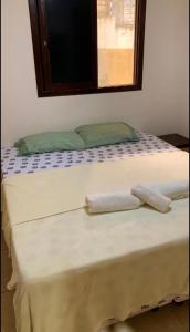 a bed with two towels sitting on top of it at Solar de Pipa Elegance Flat - Frente Piscina in Pipa