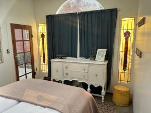 En eller flere senge i et værelse på Big Red Lodge Cottage