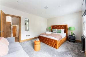1 dormitorio con 1 cama grande y 1 sofá en Vibrant Urban Escape, Family Friendly - Sleeps 8!, en Londres