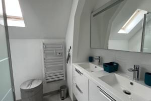 un bagno bianco con lavandino e specchio di Nice little house for 6 people near the river Canche a Le Touquet-Paris-Plage
