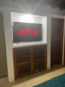 ein Netflix-Schild auf einem Fernseher an einer Wand in der Unterkunft VILLA EN MORROCOY in Tucacas