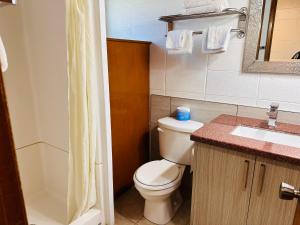 łazienka z toaletą, umywalką i wanną w obiekcie Anchor Inn Motel by Loyalty w mieście Blaine