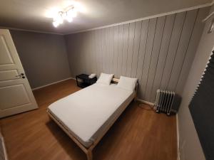 Rúm í herbergi á Four -Bedrooms Apartment in Kjeller, Lillestrøm