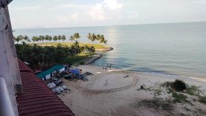 una vista aérea de una playa con palmeras y el océano en corus lagoon seaview hotel, en Port Dickson