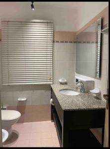 La salle de bains est pourvue d'un lavabo et de toilettes. dans l'établissement PALM BEACH EN BOCA CHICA, à Boca Chica