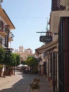 an empty street in a town with buildings at El Detalle in Zahara de la Sierra