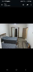 Una foto de una habitación con dos camas. en داون تاون العلمين الجديدة en ‘Ezbet `Abd el-Ḥamîd