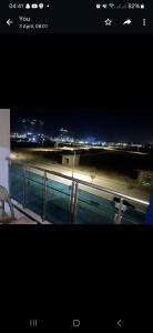 - Balcón con vistas a la playa por la noche en داون تاون العلمين الجديدة en ‘Ezbet `Abd el-Ḥamîd