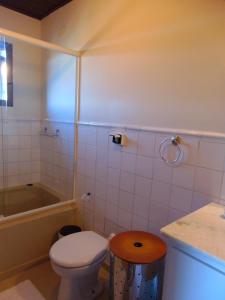 a bathroom with a toilet and a sink and a tub at Pousada Refúgio Akatu in Campos do Jordão