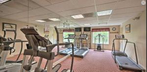 un gimnasio con varias máquinas de correr en una habitación en King Bed Studio Near Disney, en Orlando