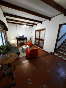a living room filled with furniture and a fireplace at Casa amplia para 5 personas y cochera, a pasos del centro in La Plata