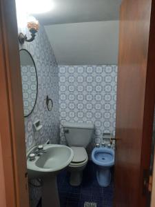 a bathroom with a sink and a toilet and a mirror at Casa amplia para 5 personas y cochera, a pasos del centro in La Plata +33 photos