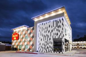 Gallery image of Palace Inn IAH in Humble