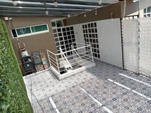 - une vue sur l'extérieur d'une maison avec un garage dans l'établissement Loft Santa Rosa, à Apizaco