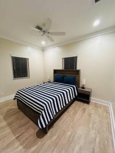 1 dormitorio con 1 cama y ventilador de techo en Ruby’s Place, en Nassau