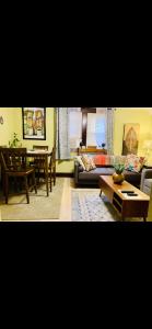 un soggiorno con divano e tavolo di Cozy 2nd Floor Apartment With Private Entrance a Chicopee