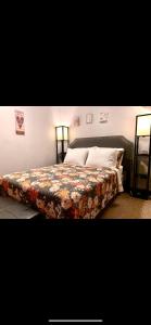 een slaapkamer met een bed met een bloemenbed bij Cozy 2nd Floor Apartment With Private Entrance in Chicopee